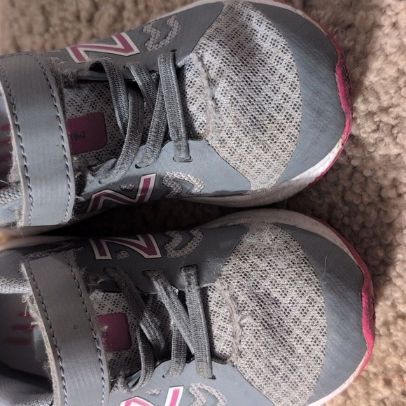 New Balance Gray With Pink Velcro Toddler Shoes Size 7 - Picture 6 of 8
